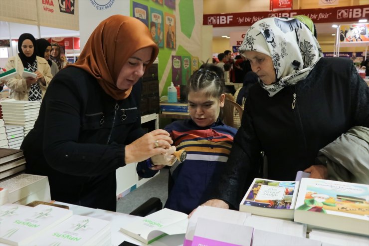 Kayseri'de serebral palsi hastası tek parmağıyla kullandığı bilgisayarda kitap yazdı