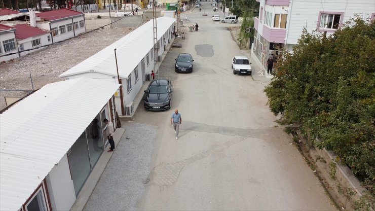 Osmaniye'nin Bahçe ilçesinde afetzede esnafa yapılan 95 prefabrikten 65'i tamamlandı