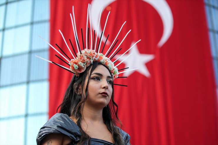 Bursa'da kanserojen içeren atıklardan yapılan giysilerle defile düzenlendi