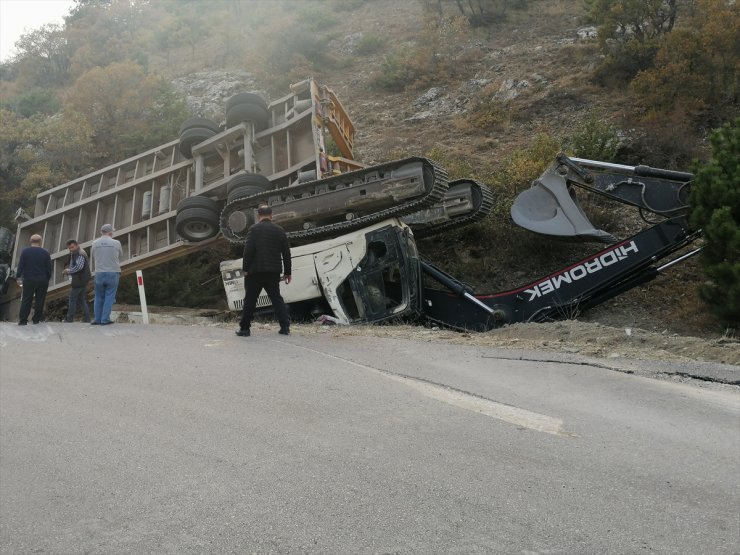 Çorum'da iş makinesi taşıyan tır devrildi, 2 kişi öldü