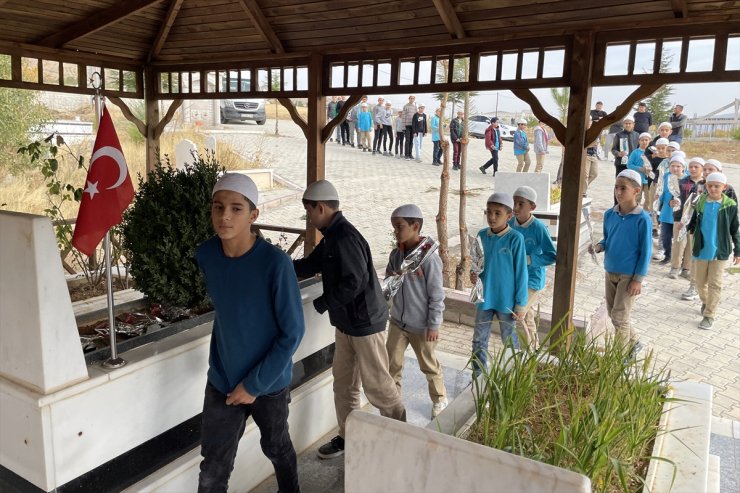 Hafızlık öğrencileri şehit Fethi Sekin’i doğum gününde kabri başında dualarla andı