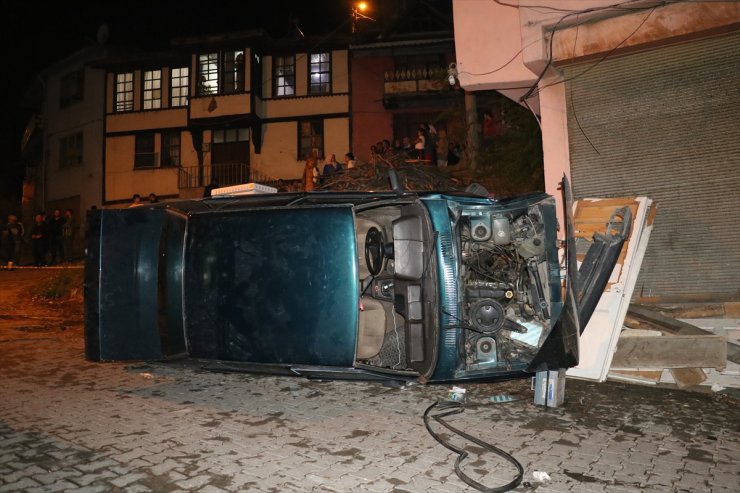 Kastamonu'da devrilen otomobildeki 2 kişi yaralandı