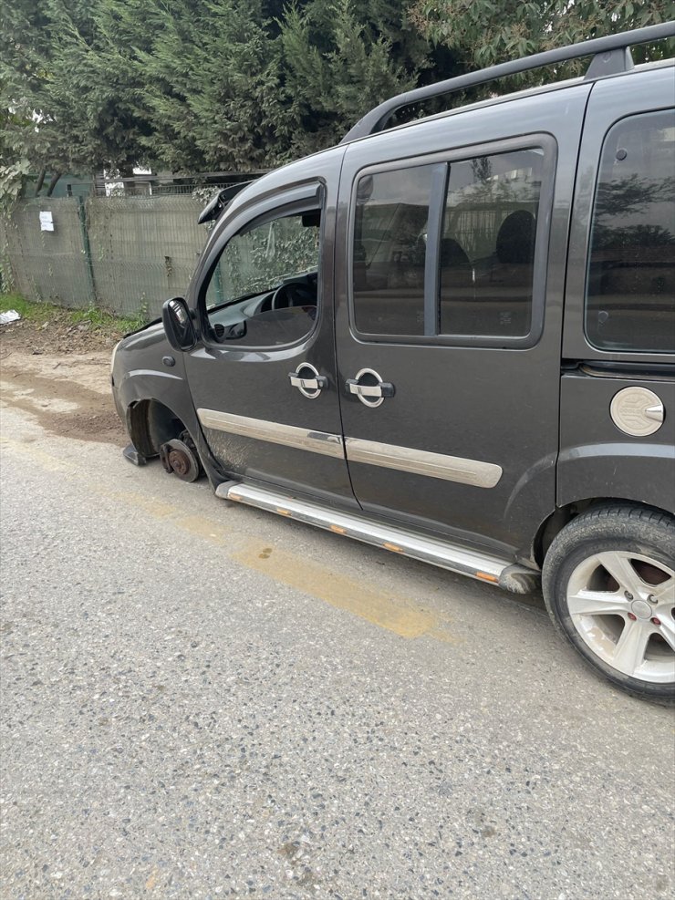 Sakarya'da hafif ticari aracın yerinden çıkan lastiğinin otomobile çarpması kamerada