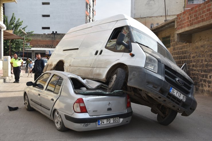 Şanlıurfa'da kontrolden çıkan minibüs park edilen otomobilin üzerine çıktı