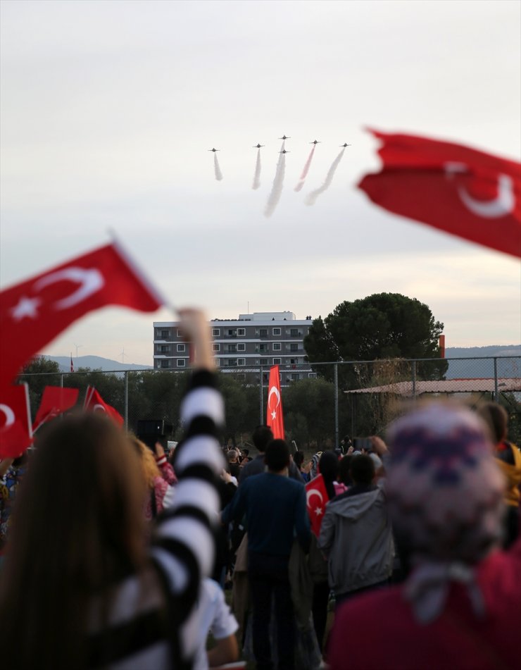 Türk Yıldızları, Manisa'da gösteri uçuşu yaptı