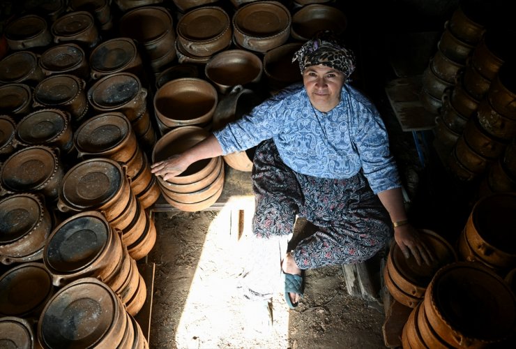 Volkanik kayalar kadınların elinde çömleğe dönüşüyor