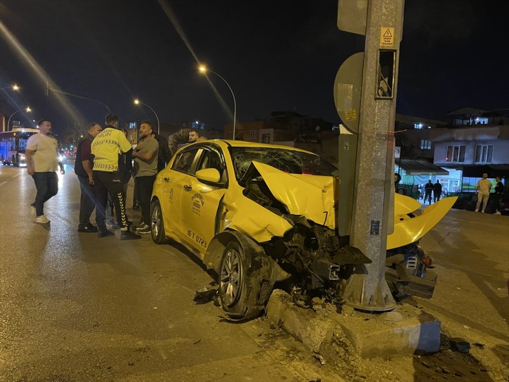 Bursa'da taksi ile motosiklet çarpıştı, 6 kişi yaralandı