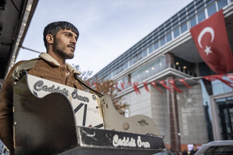 "Caddeli Ömer" boynuna astığı tezgahla Erzurum'u boydan boya gezerek ekmek parası kazanıyor