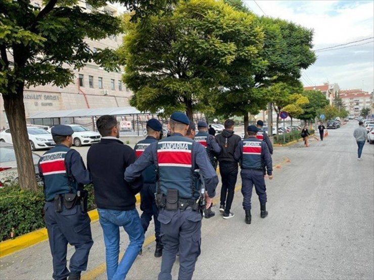 Eskişehir'de düzenlenen tefecilik operasyonunda yakalanan 3 şüpheliden 2'si tutuklandı