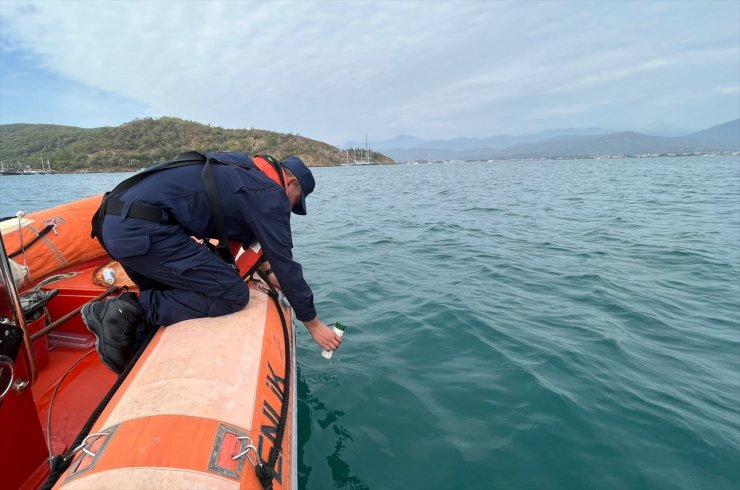 Fethiye'de deniz yüzeyindeki plastik atıklar toplandı