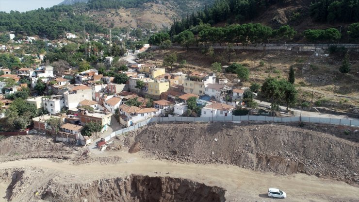 Manisa'da kentsel dönüşüm bölgesinde heyelan riskine karşı 5 ev boşaltıldı