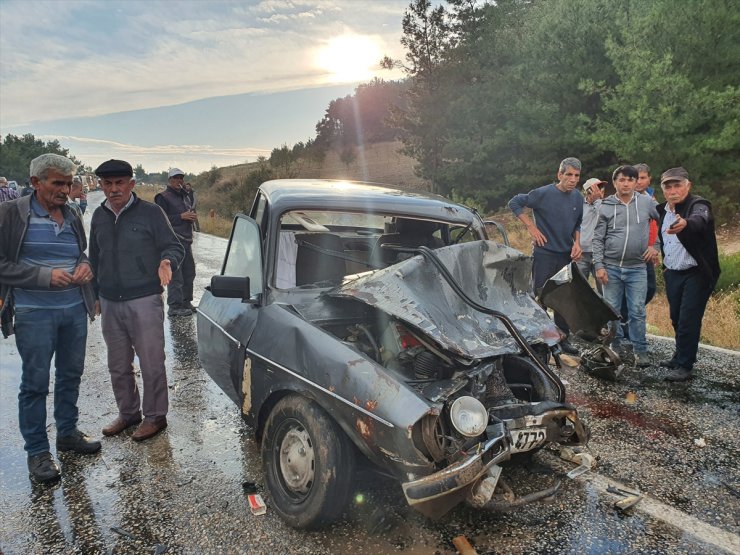 Manisa'da minibüsle otomobilin çarpışması sonucu 7 kişi yaralandı