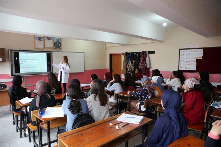 Muş'ta kız çocukları gönüllü öğretmenler sayesinde yeniden okullu oluyor