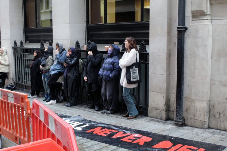 İsrail'e askeri malzeme satan şirketin Londra'daki merkezi kırmızı boyalarla protesto edildi