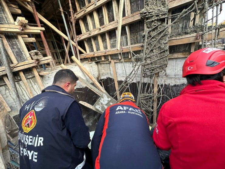 Van'da inşaat alanındaki göçüğün altında kalan 2 işçi kurtarıldı