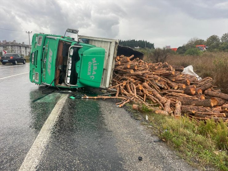 Yalova'da kontrolden çıkan kamyonun neden olduğu zincirleme trafik kazasında 3 kişi yaralandı