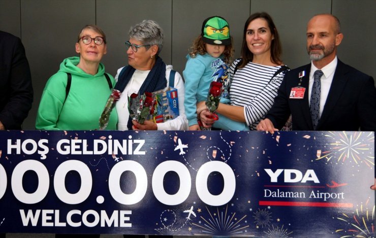 YDA Dalaman Havalimanı'nda 5 milyonuncu yolcu törenle karşılandı