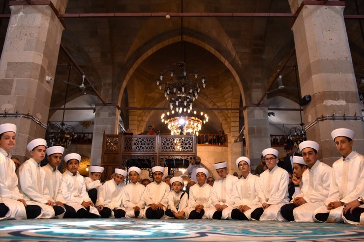 Aksaray'da hafızlık eğitimini tamamlayan 54 öğrenci için icazet töreni yapıldı