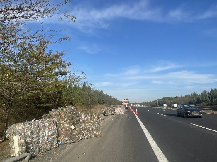 Anadolu Otoyolu'nun Düzce geçişinde tırın dorsesinden yola dökülen atık malzemeler ulaşımı aksattı