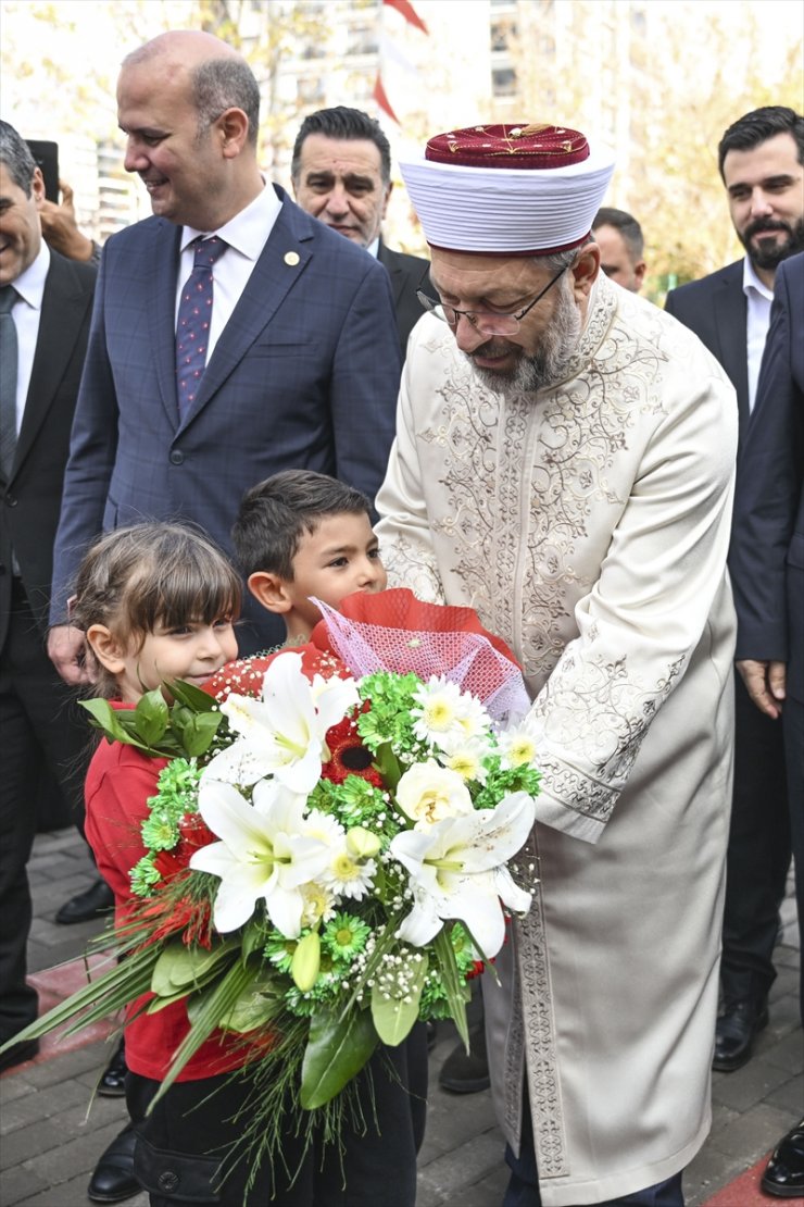 Diyanet İşleri Başkanı Erbaş, Hz. Enes Bin Malik Camisi'nde hutbe irat etti: