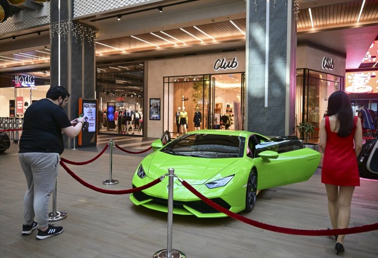 Dünyanın en lüks otomobilleri İstanbul'da vitrine çıktı