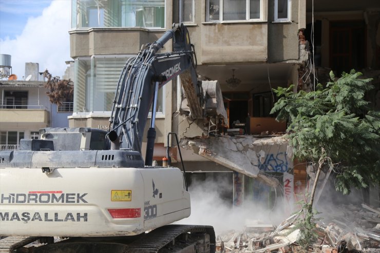 Hatay'da ağır hasarlı 5 bina kontrollü yıkıldı