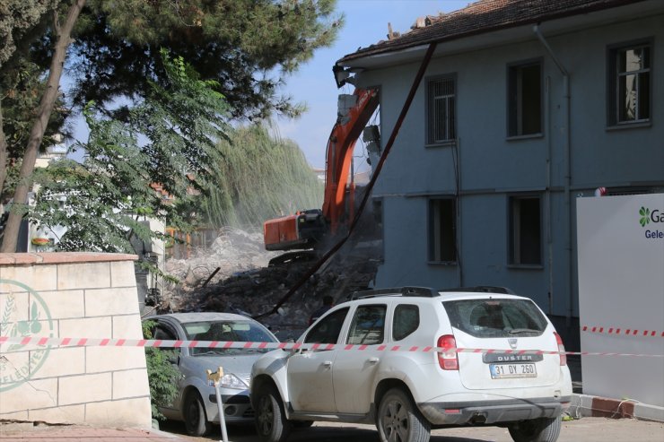 Hatay'da depremlerde hasar alan kaymakamlık binası kontrollü yıkıldı