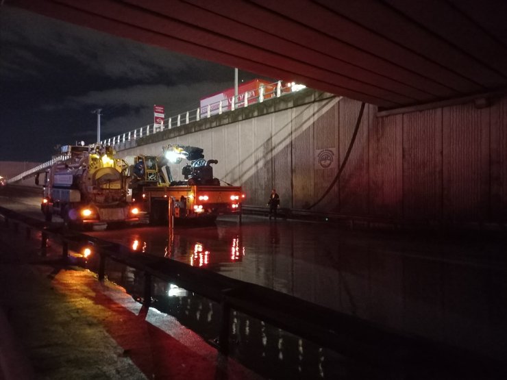 Kocaeli'de sağanak yüzünden su basan alt geçit bir süre ulaşıma kapandı