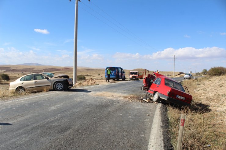 Konya'da 2 otomobilin çarpıştığı kazada 1 kişi öldü, 4 kişi yaralandı