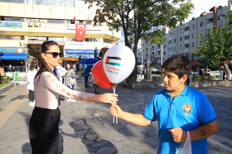 Muğla'da kurulan "Filistin'e destek çadırı"nda çocuklara balon ve bayrak dağıtıldı