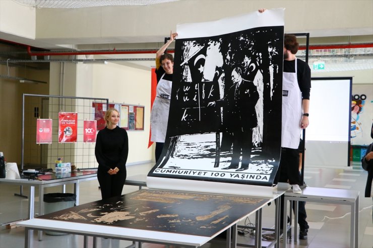 Tekirdağ'da üniversite öğrencileri Büyük Önder Atatürk'ün kara tahta önündeki fotoğrafını ahşaba işledi