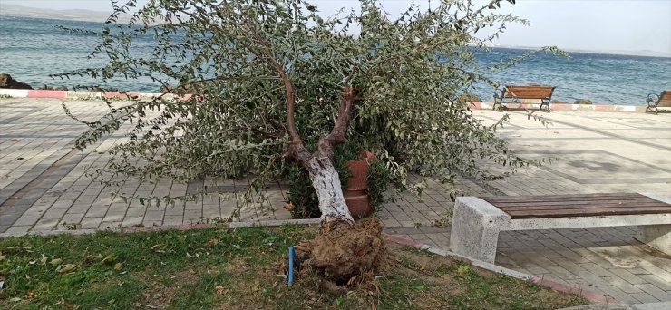 Çanakkale Boğazı kuvvetli fırtına nedeniyle çift yönlü transit geçişlere kapatıldı