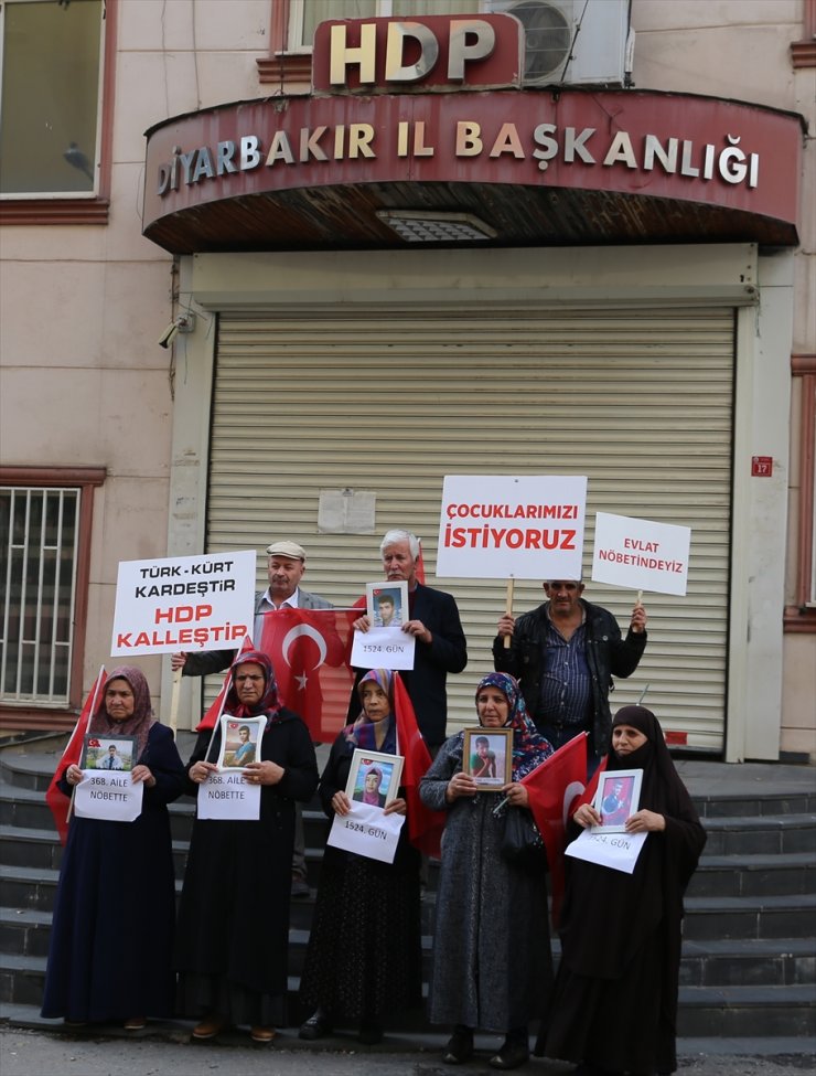 Diyarbakır annelerinin evlat nöbetine bir aile daha katıldı