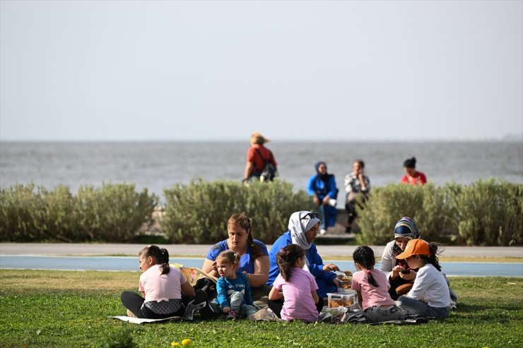 İzmir'de hava sıcaklığı 30,2 dereceyle son 64 yılın en yüksek kasım değerine ulaştı