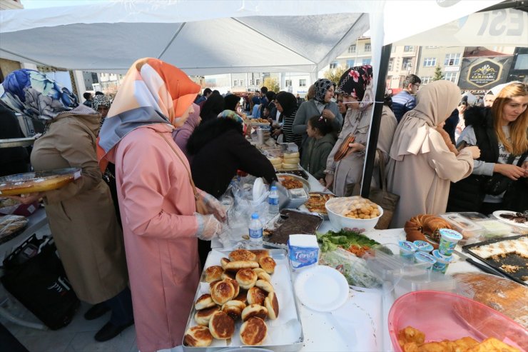 Kars'ta açılan "hayır çarşısı"nın geliri Gazze'ye gönderilecek