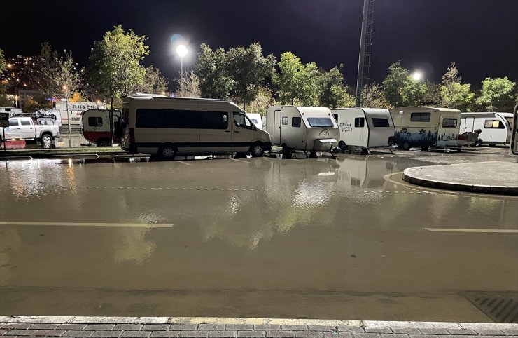 Kocaeli'de denizin taşması sonucu sahil otoparkı su altında kaldı