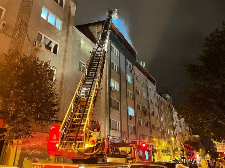 Şişli'de binanın çatı katında çıkan yangın söndürüldü