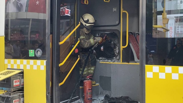 Ümraniye'de İETT otobüsünde çıkan yangın söndürüldü