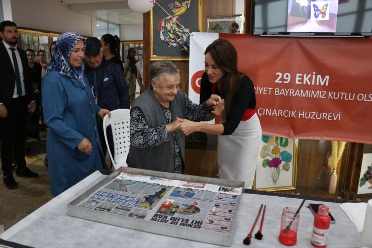 Yalova'da huzurevi sakinleri ile devlet korumasındaki çocuklar birlikte ebru yaptı