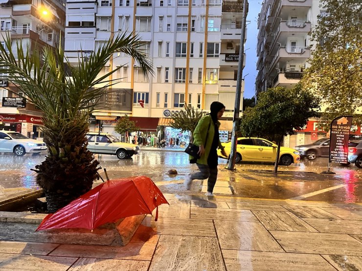 Antalya'da sağanak etkili oluyor