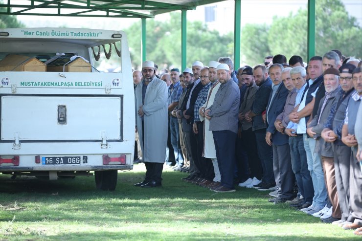 Bursa'da öldürülen anne ve 2 çocuğunun cenazeleri defnedildi