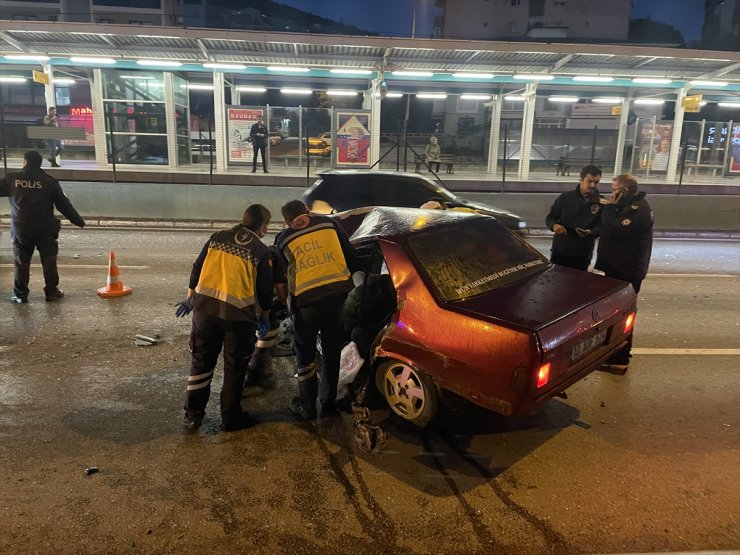 Bursaray'ın duvarına çarpan otomobildeki iki kişi yaralandı