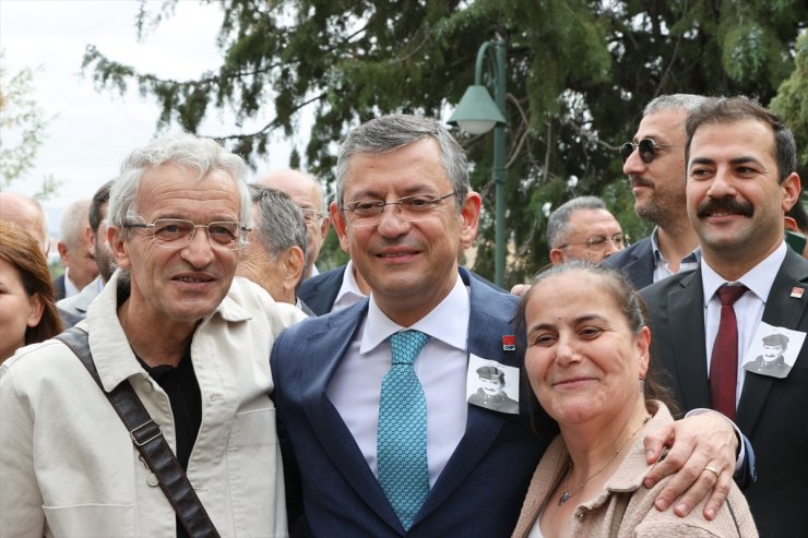 CHP Genel Başkanlığına seçilen Özel, Bülent Ecevit'in kabrini ziyaret etti: