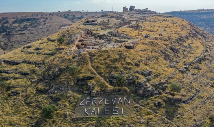 Diyarbakır'daki Zerzevan Kalesi'nde 1900 yıllık Mithras Tapınağı'nın anıtsal kapısına ulaşıldı