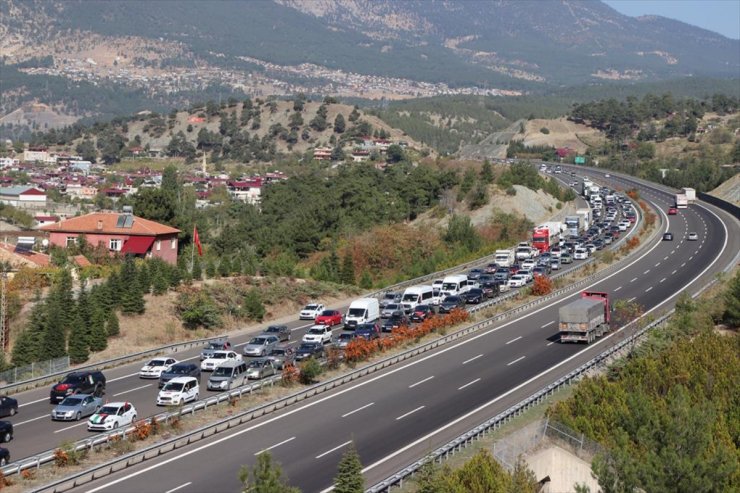 İHH'nin "Filistin İçin Özgürlük Konvoyu" Adana'daki İncirlik Üssü önüne geldi