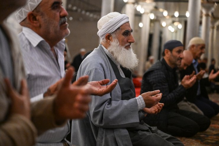 İstanbul'da camilerde Gazze için dua edildi