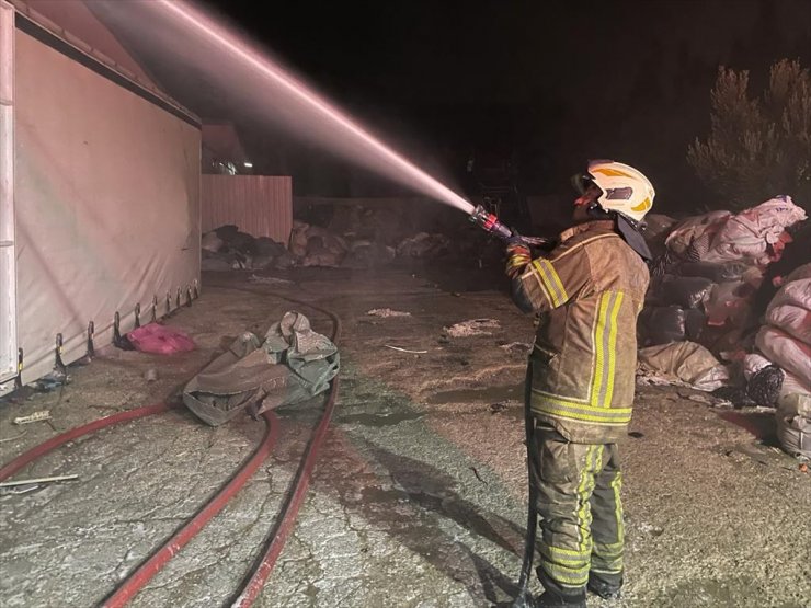 GÜNCELLEME - İzmir'de tekstil deposunda çıkan yangın söndürüldü