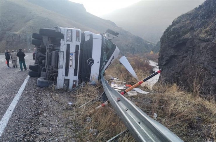 Ağrı'da devrilen tırın sürücüsü hayatını kaybetti