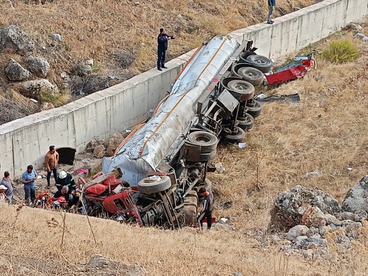 Gaziantep'te şarampole devrilen tankerin sürücüsü yaralandı