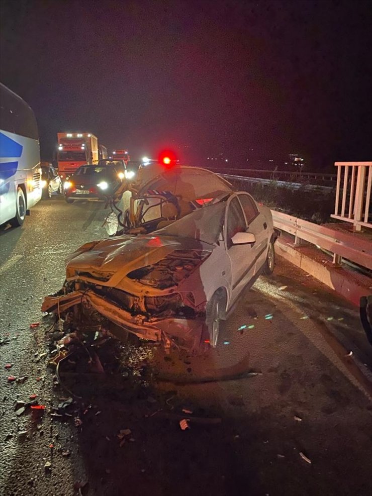 Balıkesir'de kaza yapan tırlara çarpmamak için şerit değiştiren tır otomobil ile çarpıştı